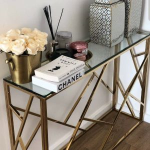 קונסולת זהב מעוצבת פסים