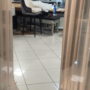 מראה אובלית עומדת על רגל פלטת שיש