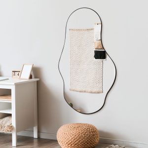 מראה אגם בצבע שחור