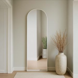 מראה חצי עגולה בצבע לבן